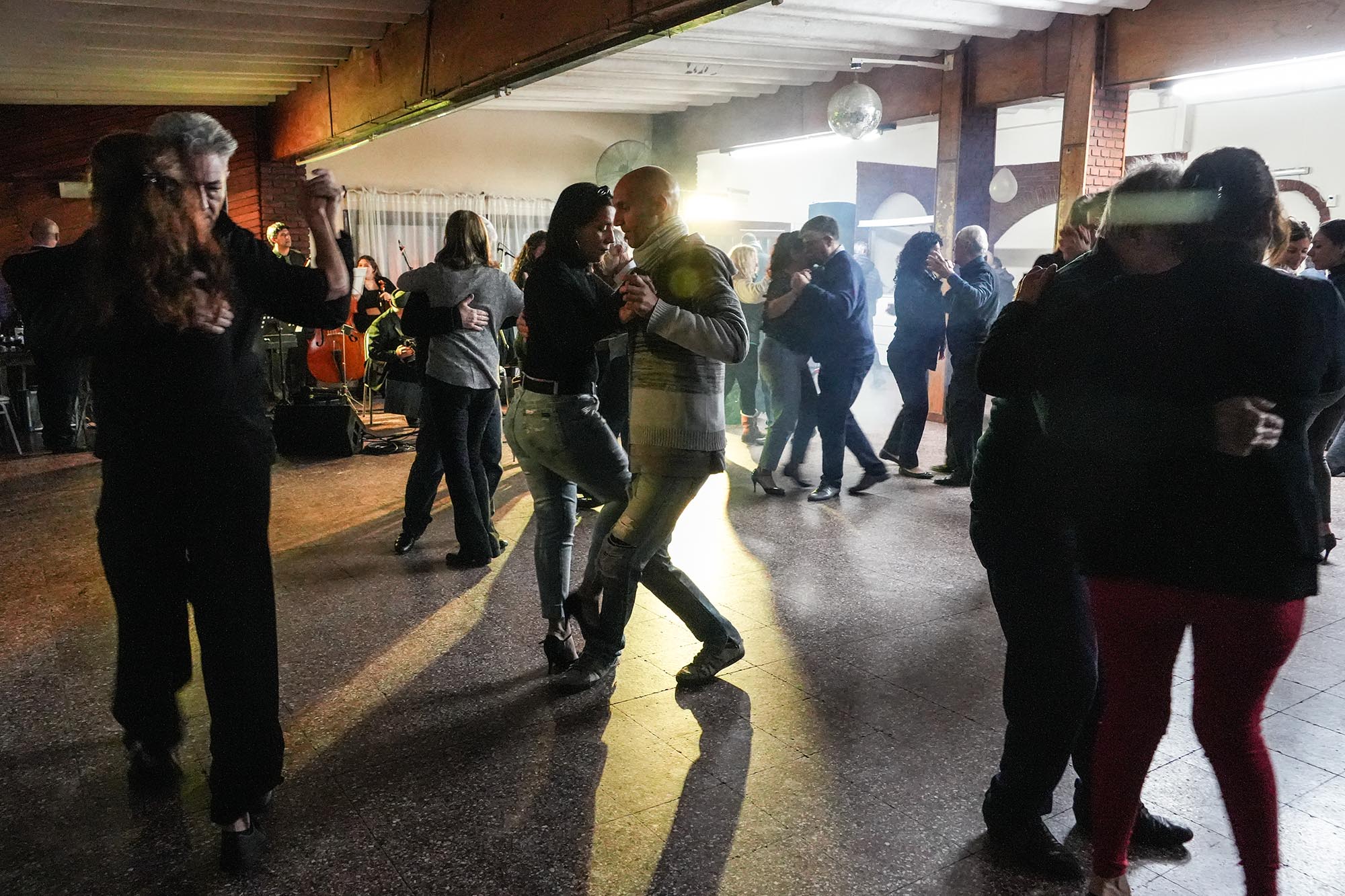 El Auditorium lleva la milonga a clubes de barrio de la ciudad 