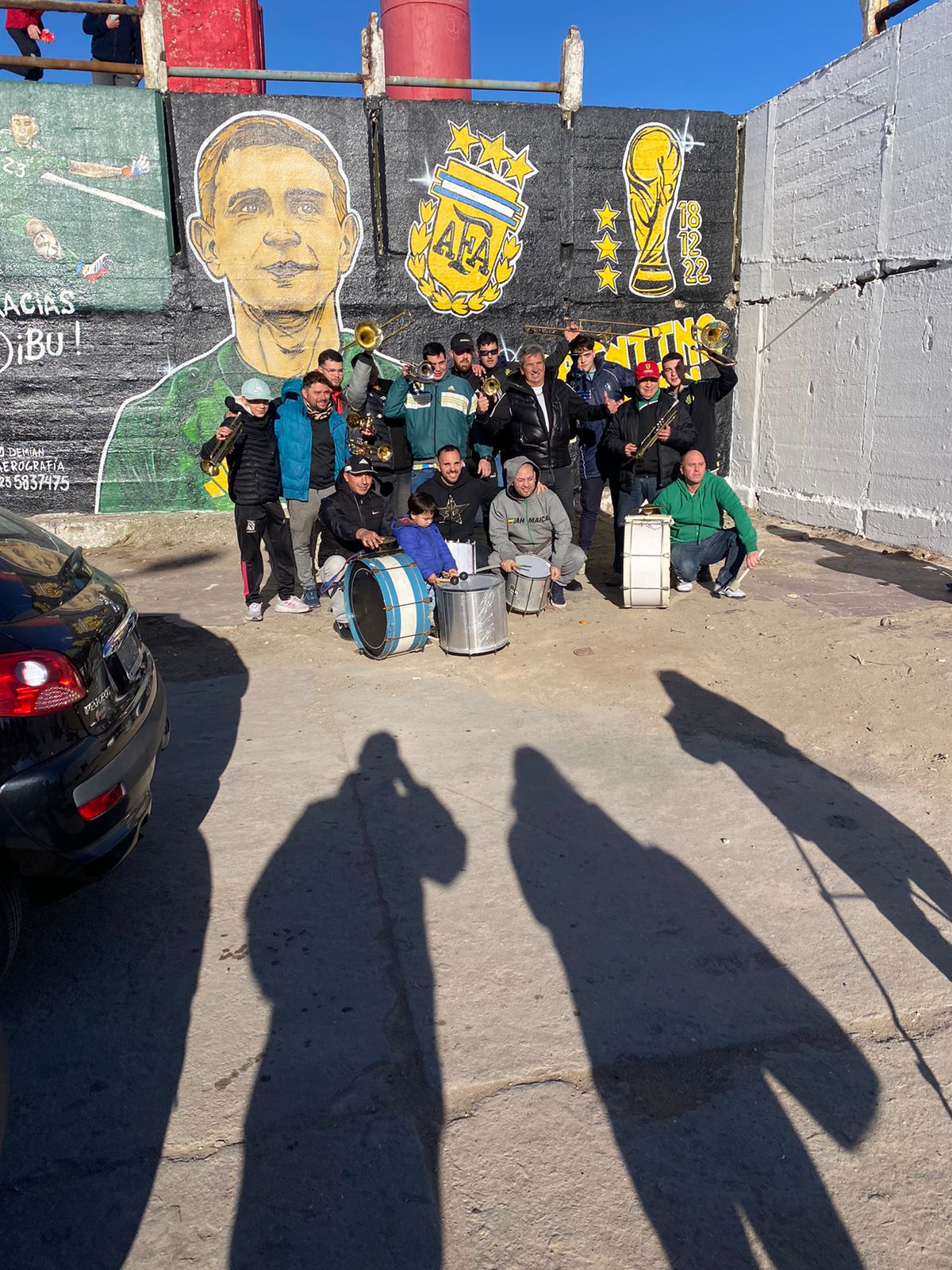 Músicos, artistas e hinchas de Aldosivi homenajearon al Dibu Martínez