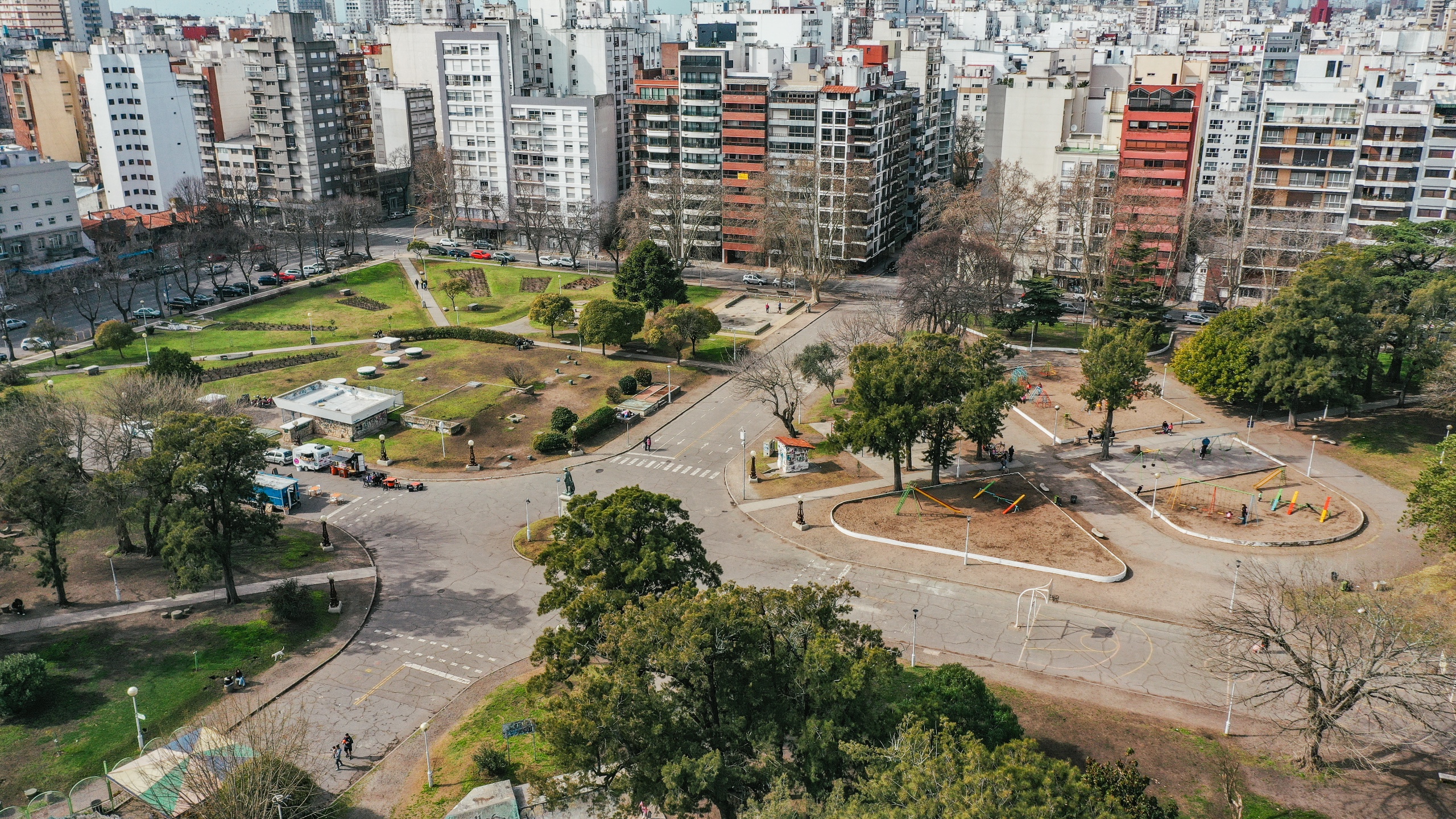 El Municipio trabaja en la extracción y reforestación de Plaza Mitre
