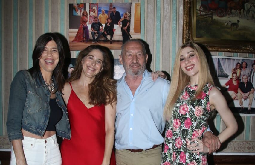 LAURA NOVOA, VALENTINA BASSI Y KITTY LOCANE FIRMARON CONTRATO CON EL PRODUCTOR TEATRAL ALDO FUNES